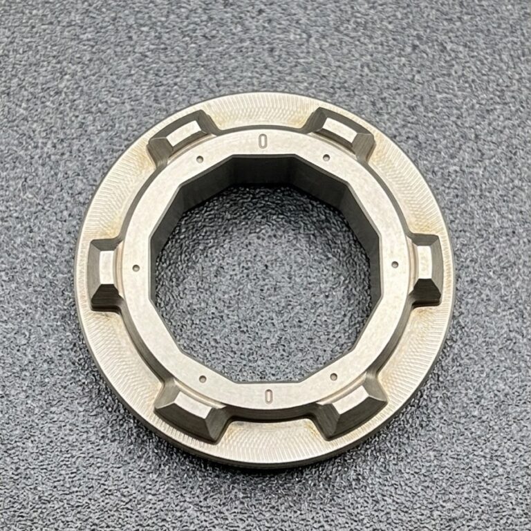 焼結クラッチの内径バリ・寸法不良を解消｜回転バレルで5,000個/バッチ量産